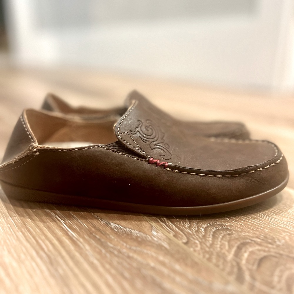 OluKai Nohea Nubuck Slip-On Shoes
Women's size 5 / 35 Floral Embossed